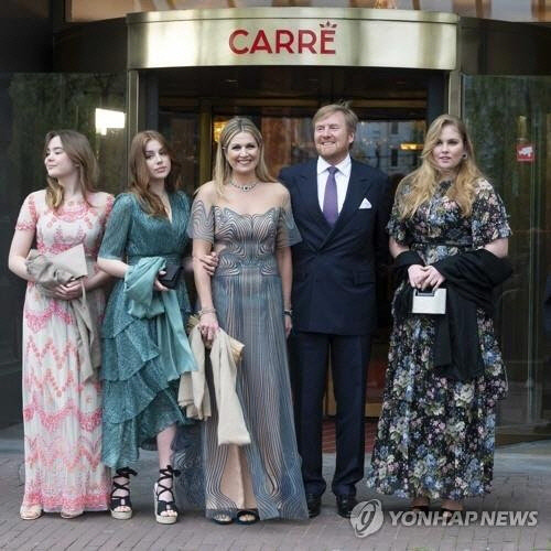 네덜란드 왕과 네 딸들빌럼 알렉산더르 네덜란드 국왕이 지난 5월 극장을 네딸들과 극장을 방문했다. 제일 오른쪽이 아말리아 공주. EPA=연합뉴스